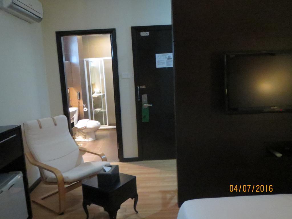 Tat Place Hotel Kuala Belait Ngoại thất bức ảnh